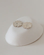 Load image into Gallery viewer, Engraved flowers earrings