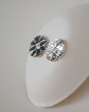Load image into Gallery viewer, Engraved flowers earrings