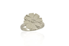Load image into Gallery viewer, Ring with engraved flower