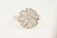 Load image into Gallery viewer, Ring with engraved flower