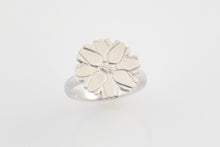 Load image into Gallery viewer, Ring with engraved flower
