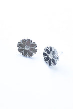 Load image into Gallery viewer, Engraved flowers earrings