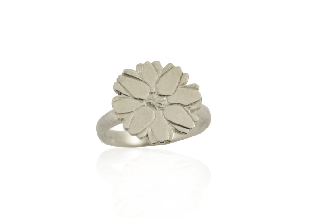 Ring with engraved flower