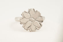 Load image into Gallery viewer, Ring with engraved flower
