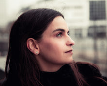 Afbeelding in Gallery-weergave laden, Liefde Met Een Hoek Af - Kleine stekeroorbellen (mini-versie)
